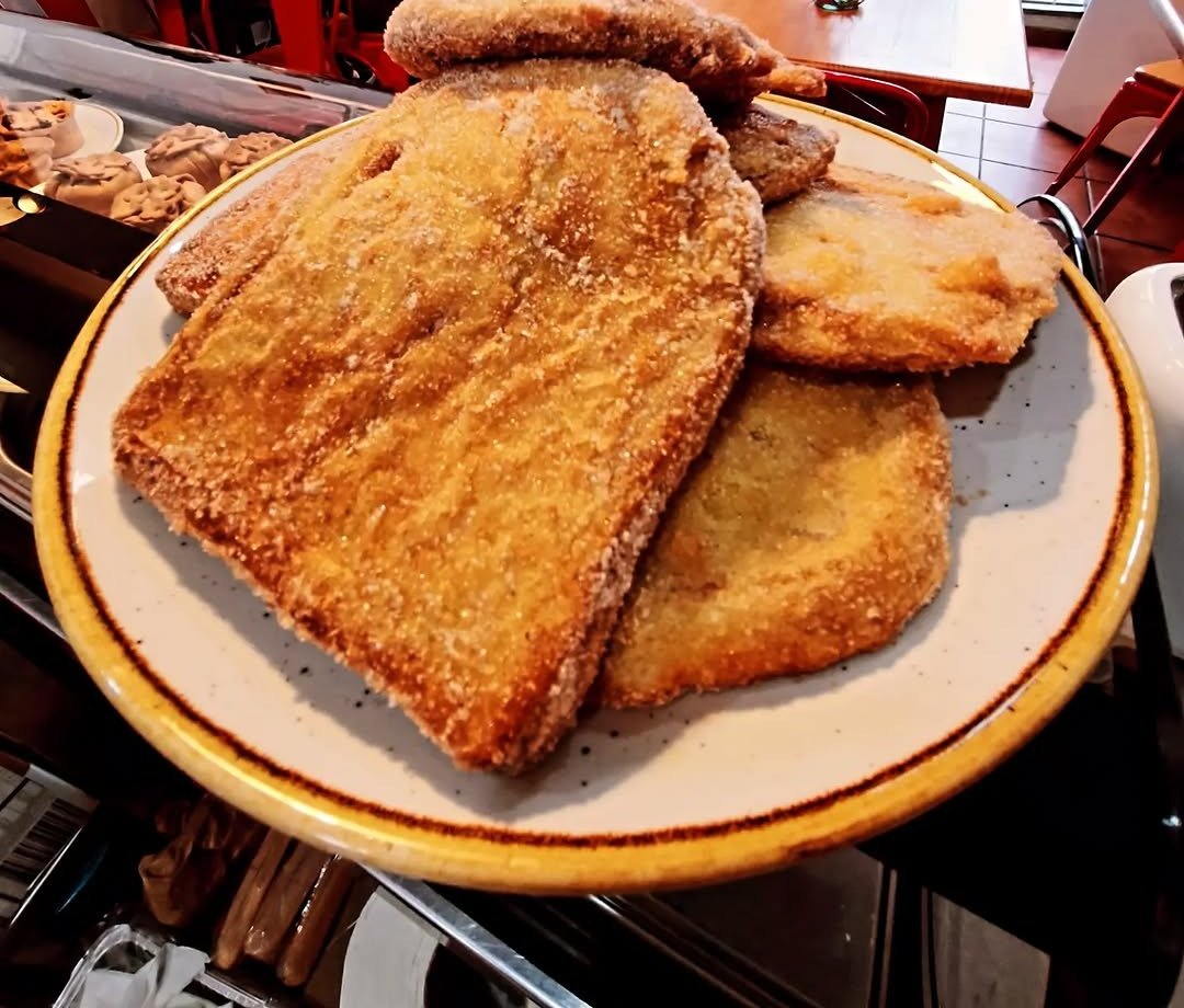 Prato com panados dourados sobre o balcão